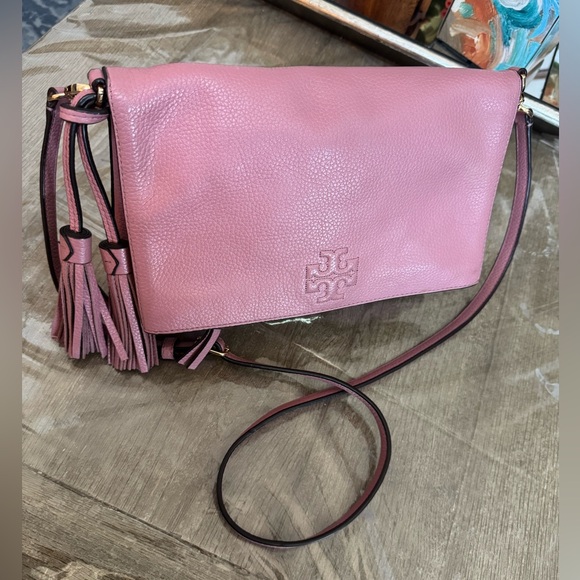 Tory Burch Thea foldover crossbody bag in pink leather - Picture 5 of 17
